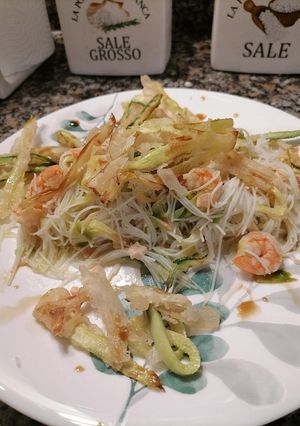 Foto di Spaghetti di riso con gamberetti, salmone e verdurine croccanti