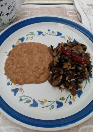 Una foto de Champiñones con mantequilla al ajo