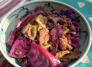 Hình của món Bắp cải tím xào thịt heo.