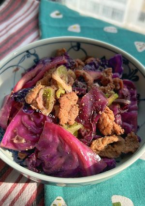 Hình của món Bắp cải tím xào thịt heo.