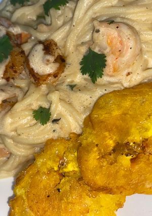 Una foto de Spaghetti con camarones a la crema y tostones