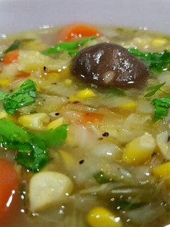 A picture of Chinese sweet corn and cabbage soup.