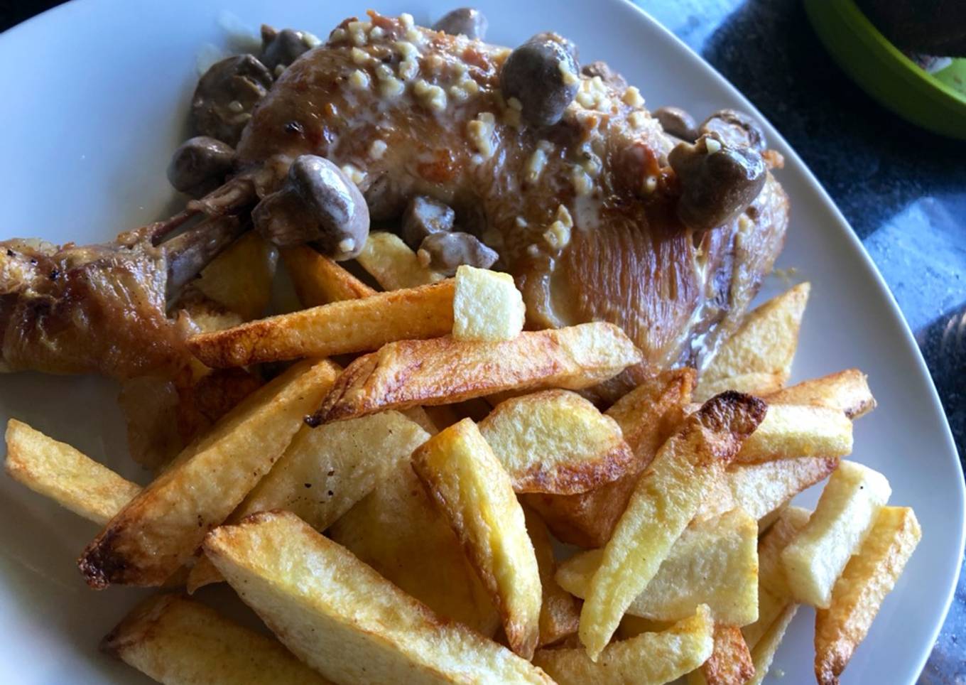 Pollo al champiñón con papas fritas