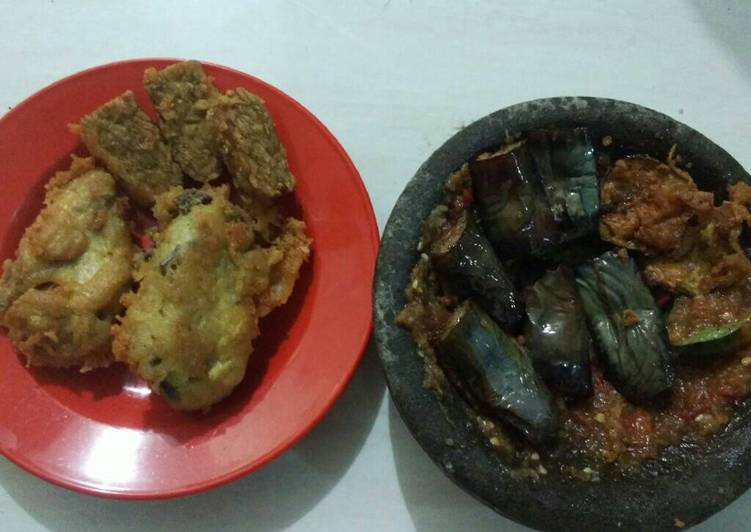 Resep Ayam Goreng Gurih krenyes-krenyess with sambel terong yang Enak Banget