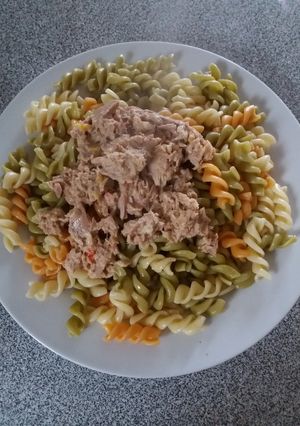 Una foto de Espirales trisabor con salsa de atún