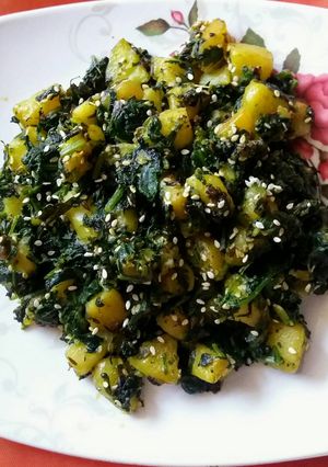 A picture of Dry aloo palak.