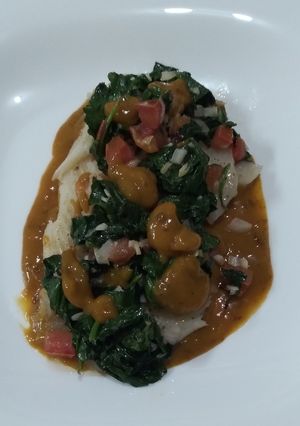 Una foto de Pescado con salsa de mango chipotle y espinacas