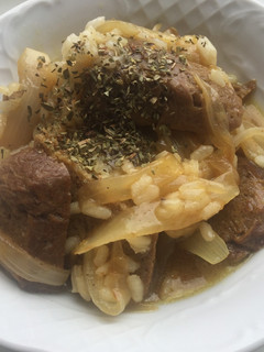 Una foto de Seitán encebollado con arroz