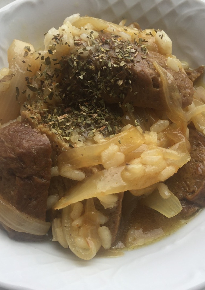 Una foto de Seitán encebollado con arroz