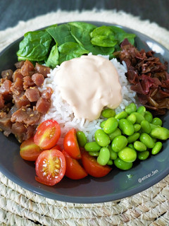 Una foto de Poke bowl de atún