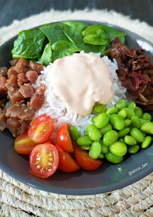Una foto de Poke bowl de atún