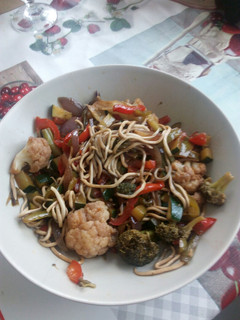 Una foto de Wok de verduras con gulas