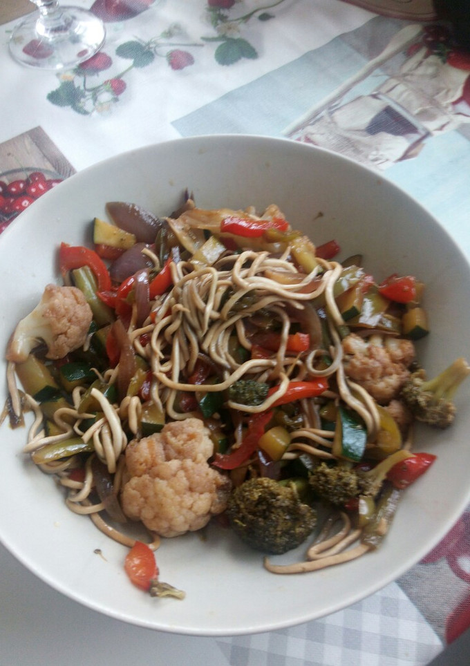 Una foto de Wok de verduras con gulas