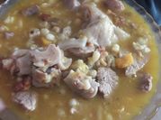 Una foto de chuletas de cerdo a la cacerola