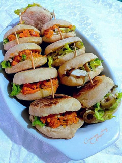 Una foto de Batbout rellenos de salchichas y otros de ensalada variada