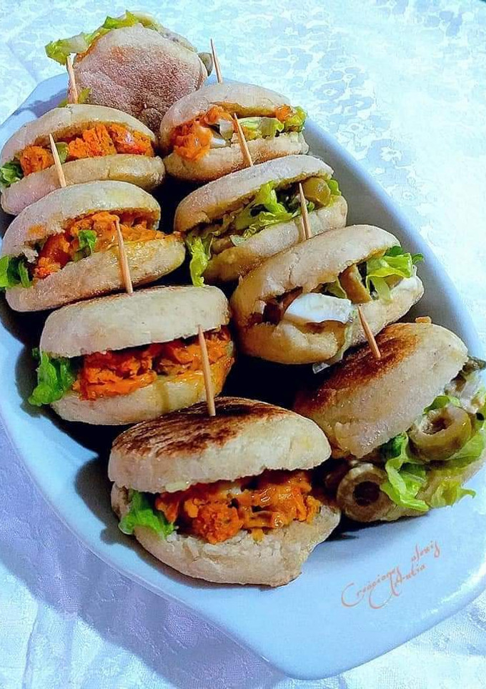 Una foto de Batbout rellenos de salchichas y otros de ensalada variada