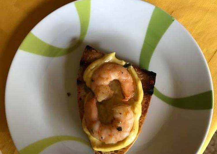 Crostino code di gambero su letto di salsa al curry