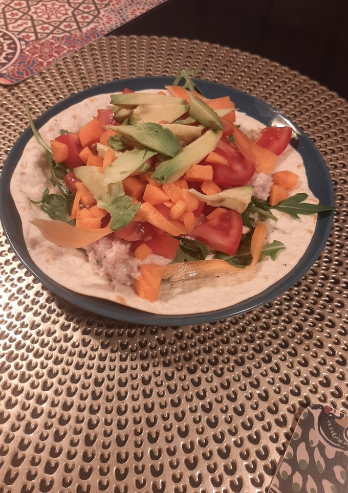 Una foto de Tortilla con atún y mix de verduras