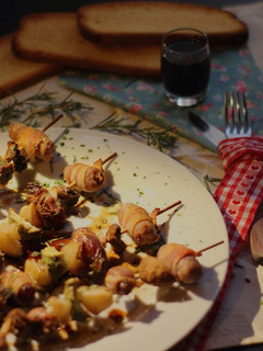 Una foto de Brochetas de Salchicha, Dátiles y Bacon