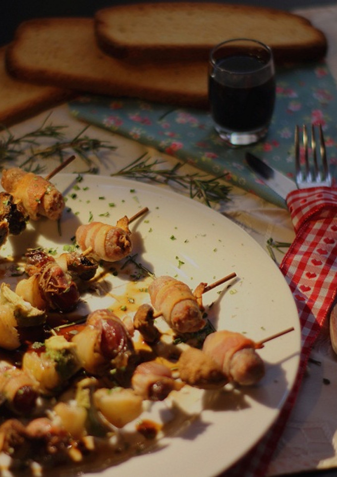 Una foto de Brochetas de Salchicha, Dátiles y Bacon