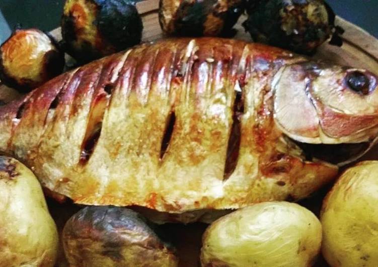 Pacu com Batatas e Cebolas Assados nas Brasas - Tudogosreceitas