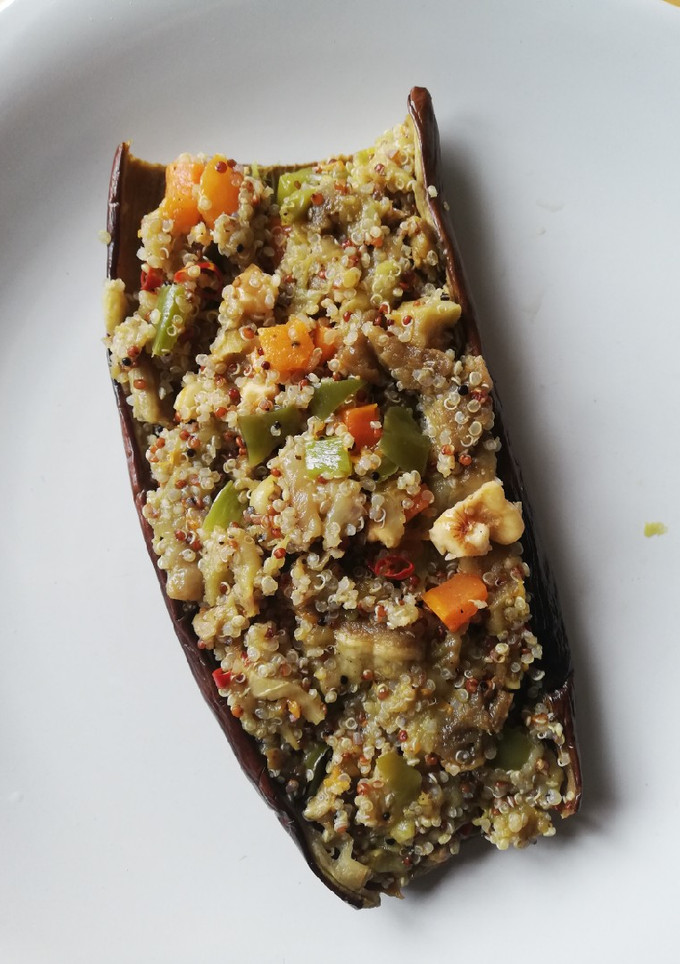 Una foto de Berenjena rellena de Quinoas y verdura salteada