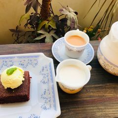 A picture of Simple brownie w/ mango ice cream 🍨.