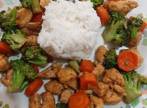 Una foto de Pollo con brócoli y zanahoria
