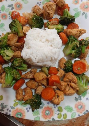 Una foto de Pollo con brócoli y zanahoria