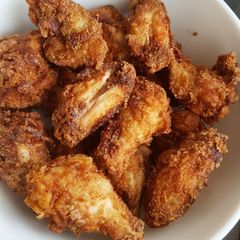A picture of Fried chicken wings.