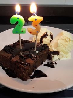 Una foto de Brownie de chocolate y oreo