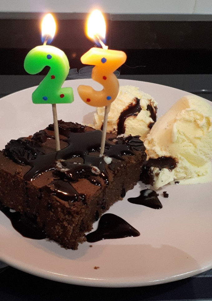 Una foto de Brownie de chocolate y oreo