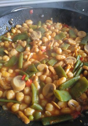 Una foto de Paella de legumbres