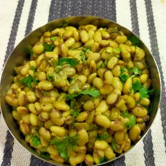 A picture of Vaal nu Shaak (Lima beans).