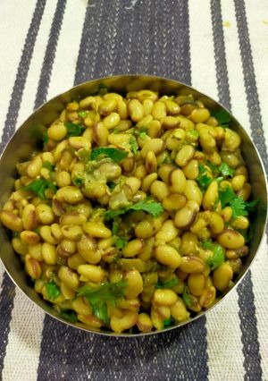 A picture of Vaal nu Shaak (Lima beans).
