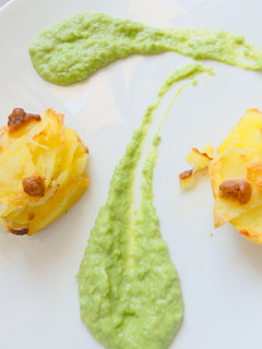 Una foto de Mil hojas de patata con crema de guisantes