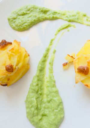 Foto principal de Mil hojas de patata con crema de guisantes