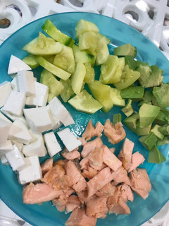 Una foto de Cena rapidísima y sana para niños y mayores: salmón y calabacín al microondas