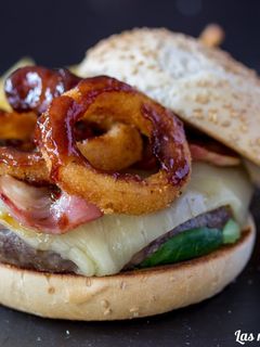 Una foto de Hamburguesa con aros de cebolla