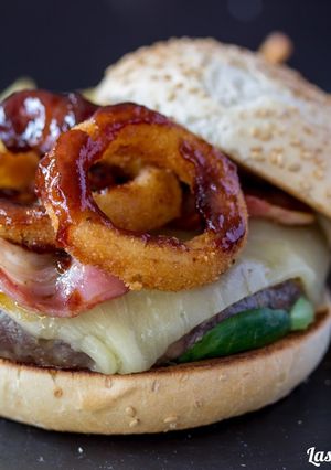 Una foto de Hamburguesa con aros de cebolla