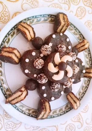 A picture of Chocolate dates palm-biscuit cake.