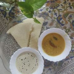 A picture of Traditional idli.