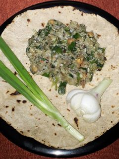 खानदेश स्पेशल हिरव्या वांग्याचे भरीत (hirvya vangyache bharit recipe in marathi) रेसिपी चे मुख्य फोटो