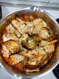Filetti di nasello al pachino con crostini di pane