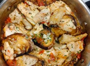 Foto di Filetti di nasello al pachino con crostini di pane
