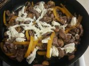 Una foto de guiso con fajitas de res