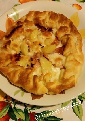 Foto di Sfoglia salata con patate, prosciutto e mozzarella veg