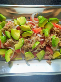 Una foto de Ensalada de aguacate, tomate y atún