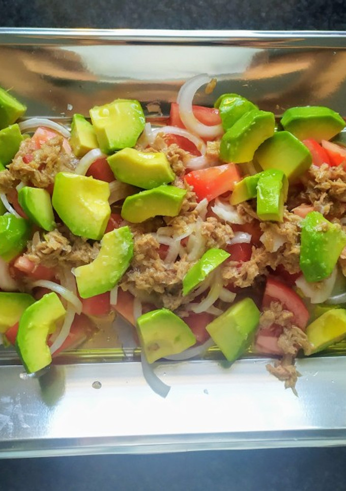 Una foto de Ensalada de aguacate, tomate y atún
