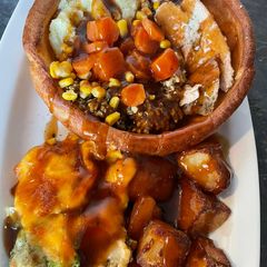 A picture of My giant yorkie roast 😍 better then a toby carvery!! Just £4 a portion!!.